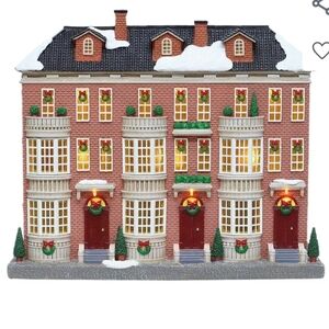 Charming Holiday Townhouse with Lights